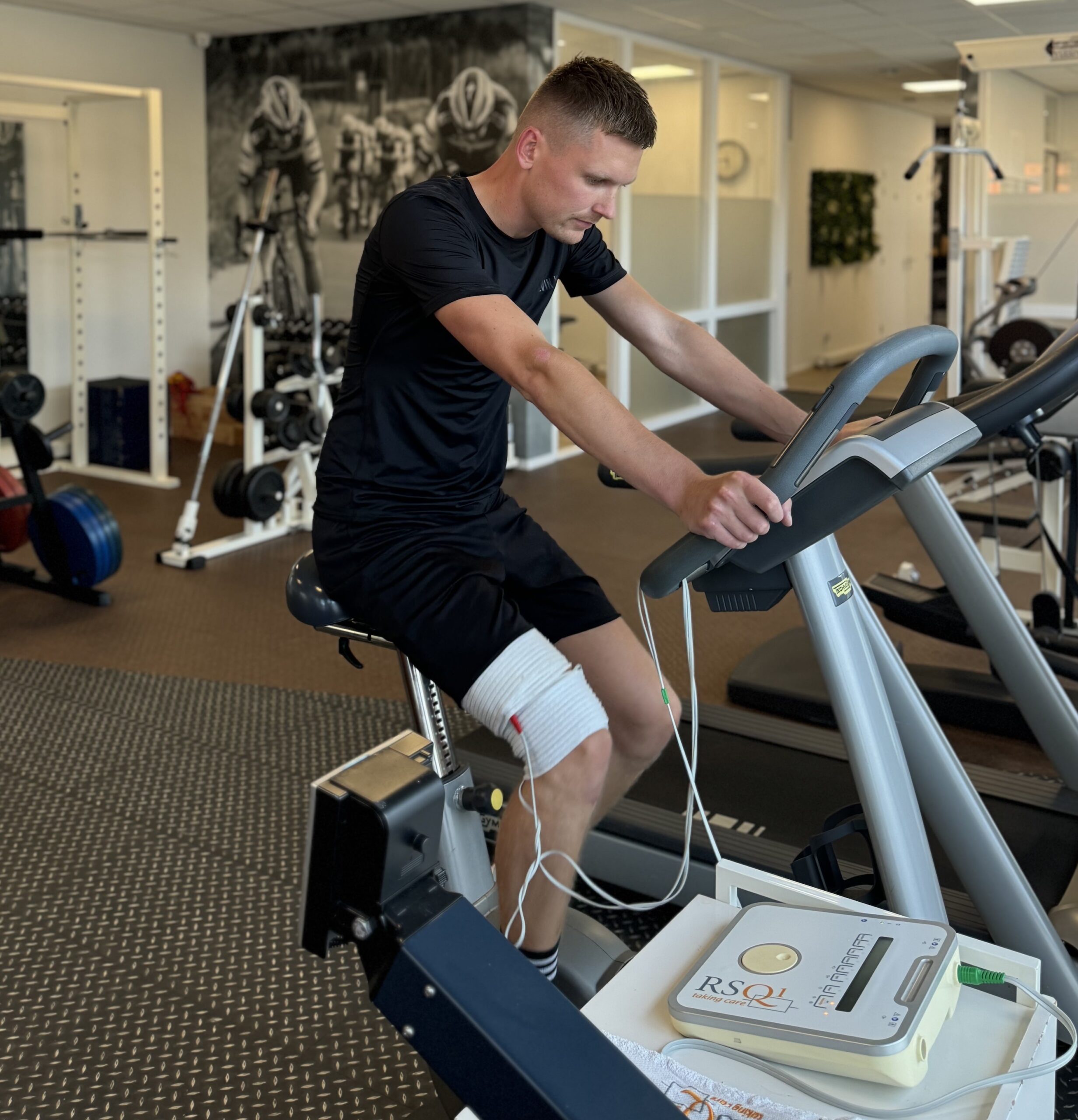 Revalidatie van knieblessure met RSQ1-therapie op de fiets
