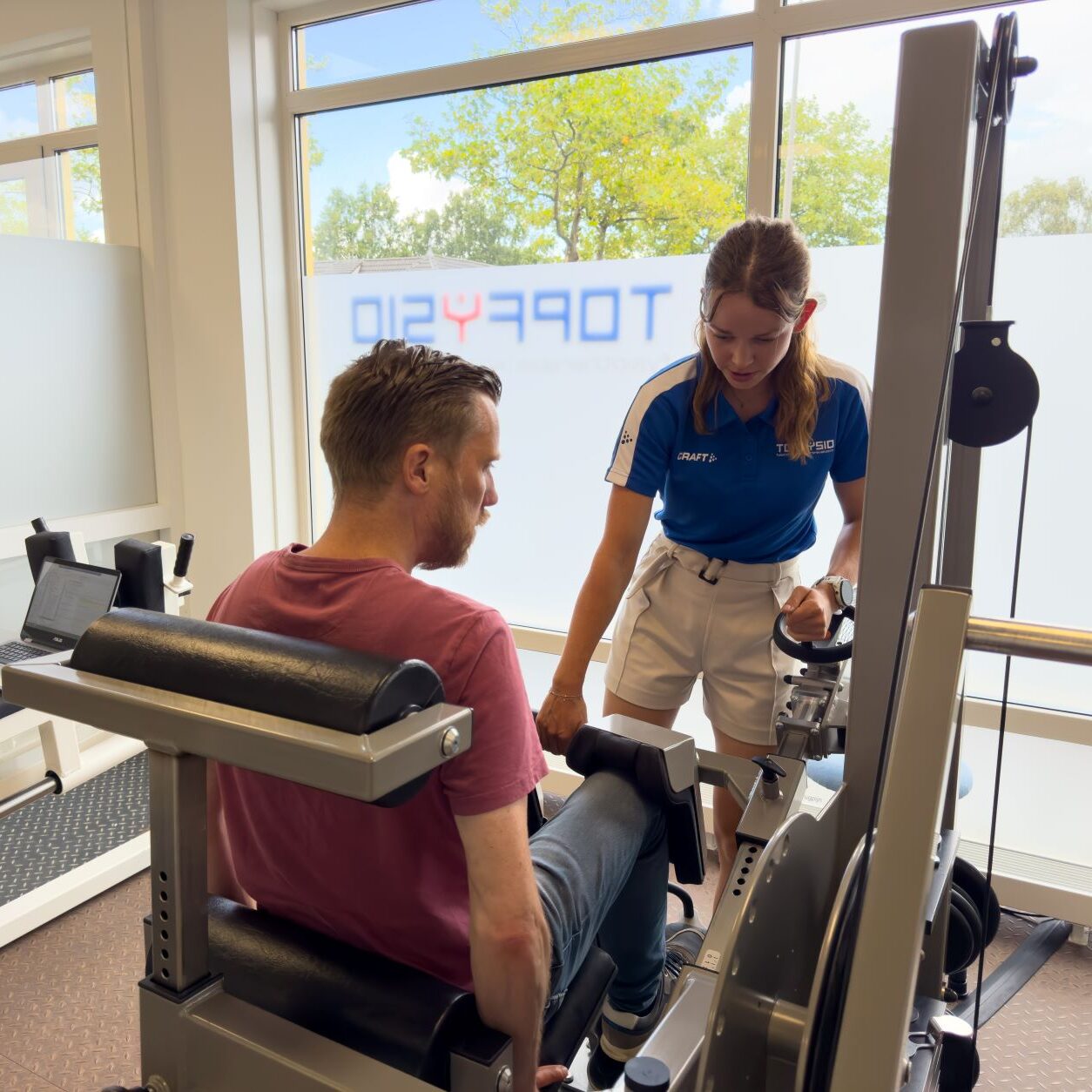 Fysiotherapeut behandelt patiënt bij TopFysio Leeuwarden