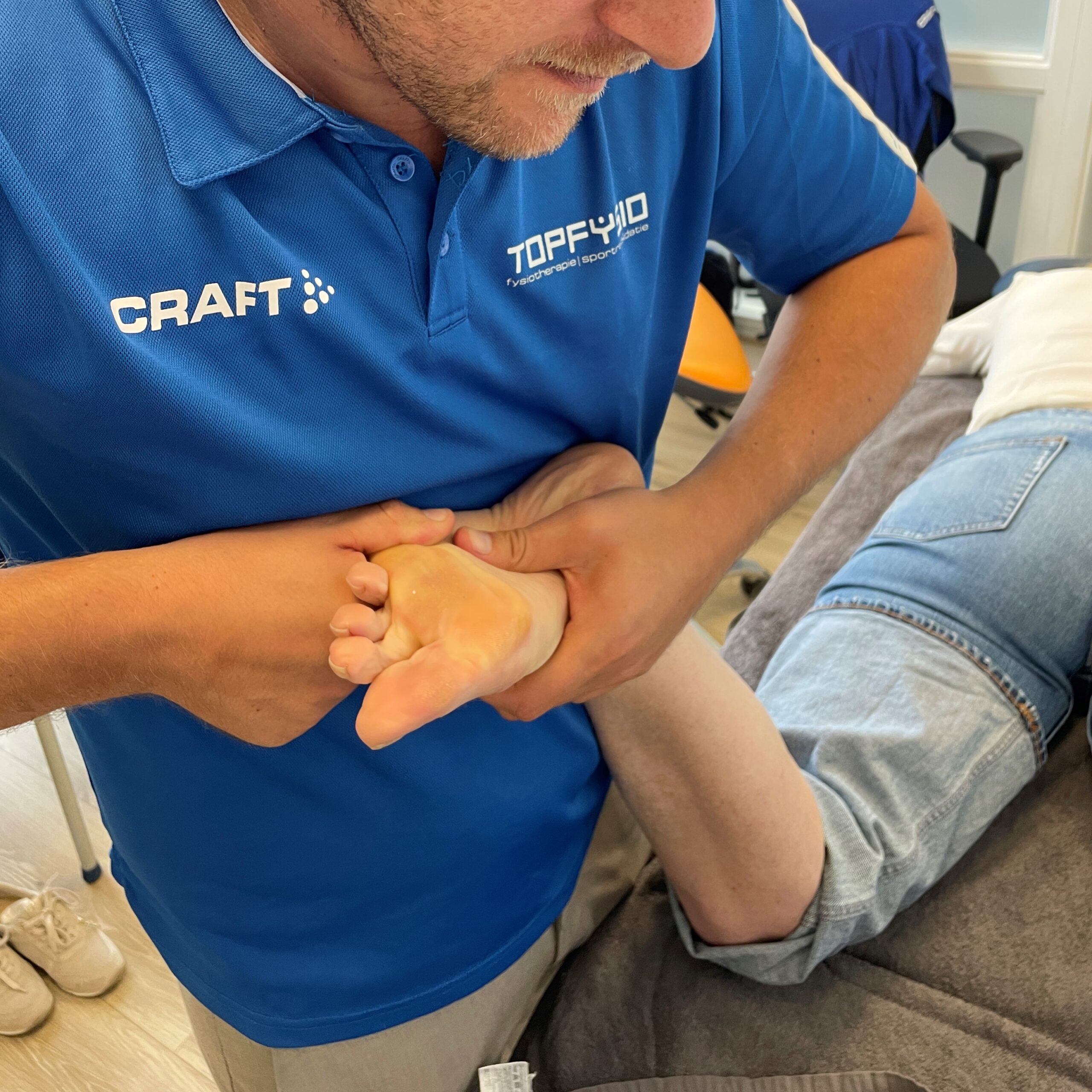 Fysiotherapeut geeft manuele therapie bij achillespeesklachten Leeuwarden