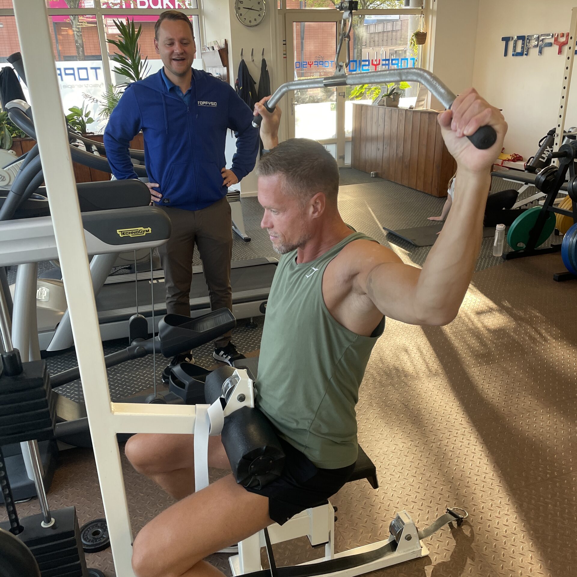 Sportfysiotherapeut begeleidt oefening bij TopFysio Leeuwarden