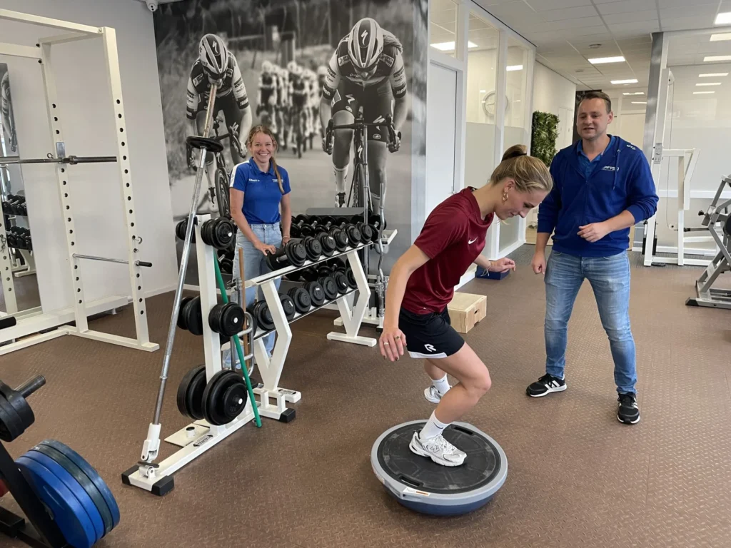 Sportfysiotherapeut begeleidt sporter bij TopFysio Leeuwarden