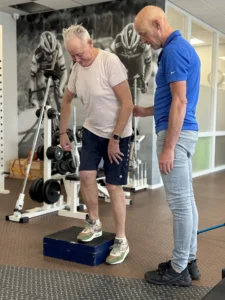 Functionele training bij knieartrose met traplopen en opstaan