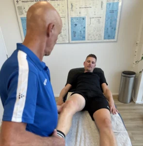 Fysiotherapeut onderzoekt de knie bij knieklachten