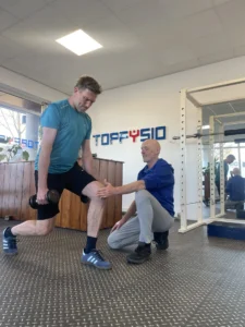 Fysiotherapeut onderzoekt de stabiliteit en functie van de knie