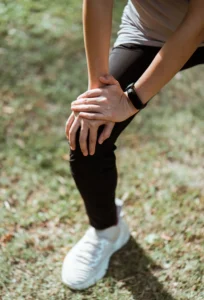 Hardloper met pijn aan de buitenkant van de knie door lopersknie