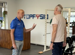 Fysiotherapeut bespreekt klachten tijdens een intake voor algemene fysiotherapie bij TopFysio