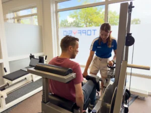 Fysiotherapeut begeleidt een patiënt bij OriGENE-rugtraining in Leeuwarden