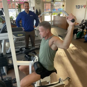 Patiënt voert een lat pulldown uit tijdens krachttraining bij TopFysio Leeuwarden