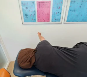 Anteflexie van de schouder in zijlig tijdens oefentherapie bij TopFysio Leeuwarden