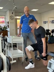 Patiënt traint de beenspieren met RSQ1 bij TopFysio Leeuwarden.