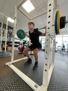 Patiënt traint de kracht en belastbaarheid van de knie