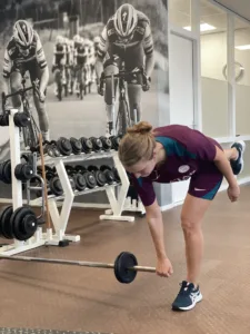 Voetbalster voert een eenbenige deadlift uit tijdens krachttraining voor de knie