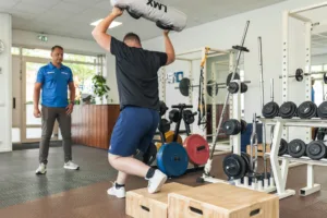 Sporter oefent afremmen en landen tijdens knie-revalidatie