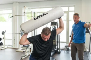 Sporter oefent afremmen en van richting veranderen onder begeleiding
